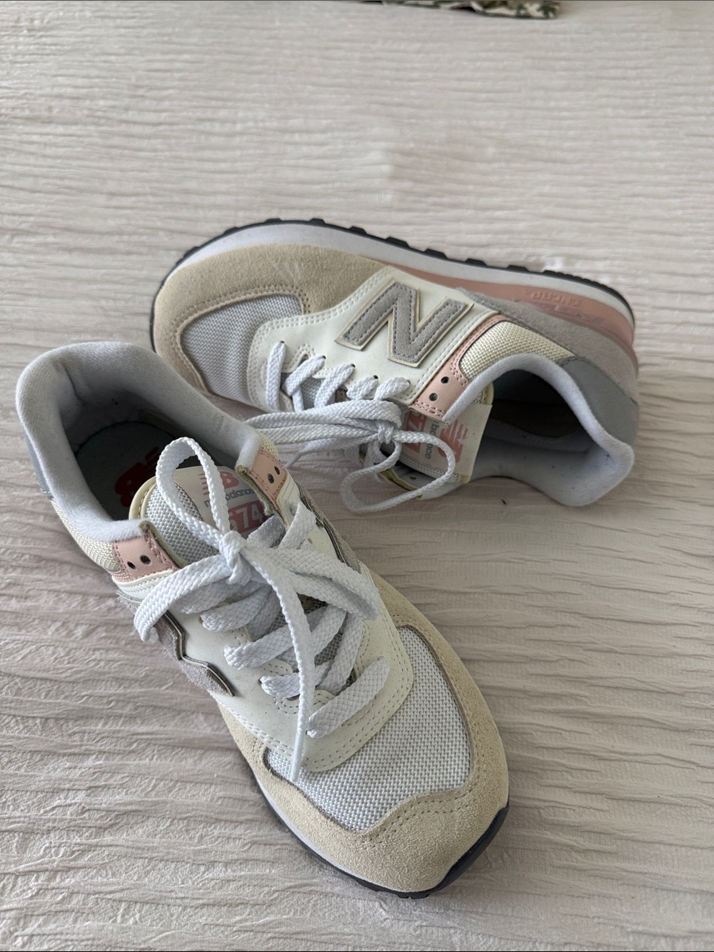 New Balance sneakers in cream, blush & gray - Picture 2 of 4